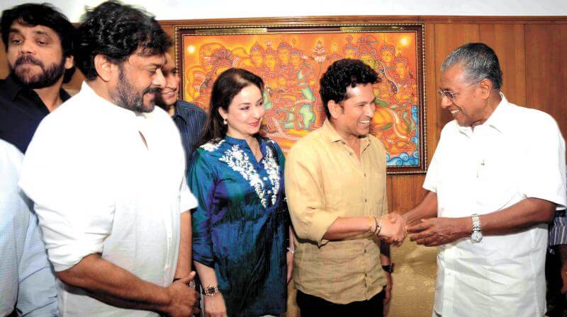 Pinarayi Vijayan With Sachin Tendulkar Family - News Bugz